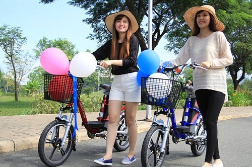 L&aacute;i xe đ&uacute;ng tốc độ quy định khi lưu th&ocirc;ng tr&ecirc;n đường
